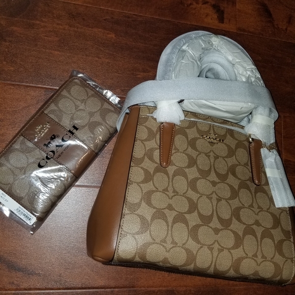 Coach Handbags - New Coach crossbody with wallet